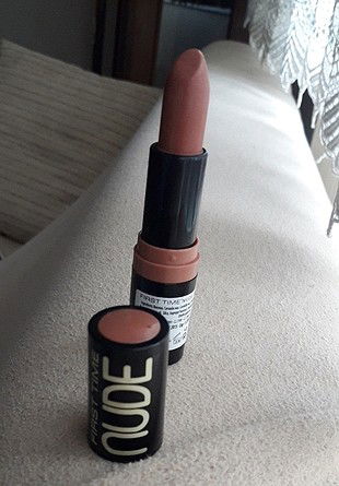 First Time Nude Lipstick Ruj kapak resmi