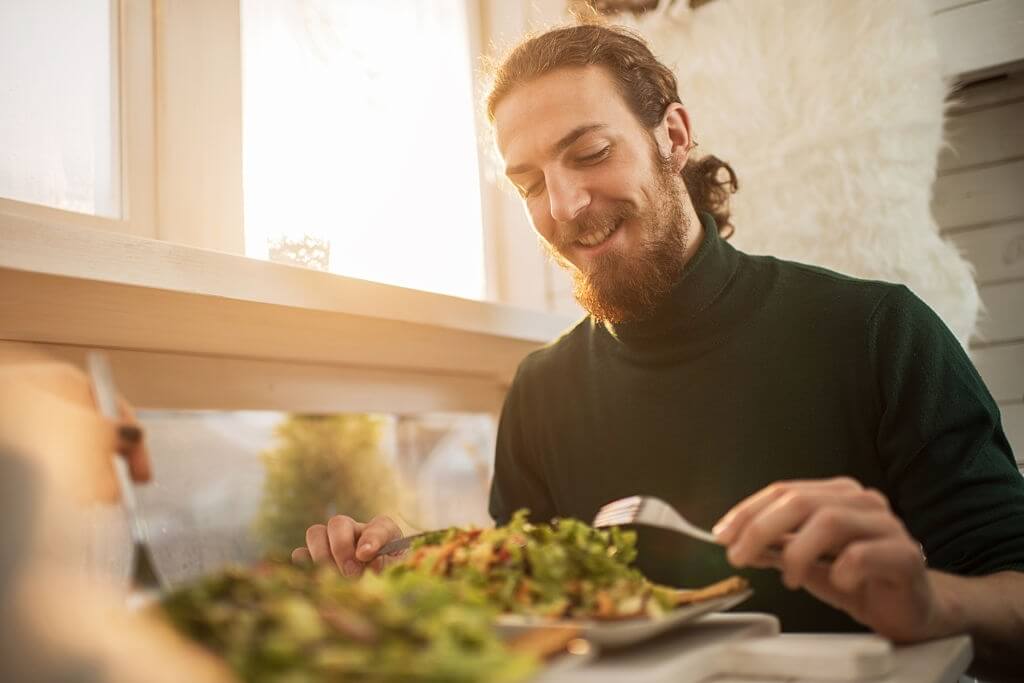 istanbul-vegan-restoran-mekan-vejetaryen-yemek-yiyen-adam.jpg