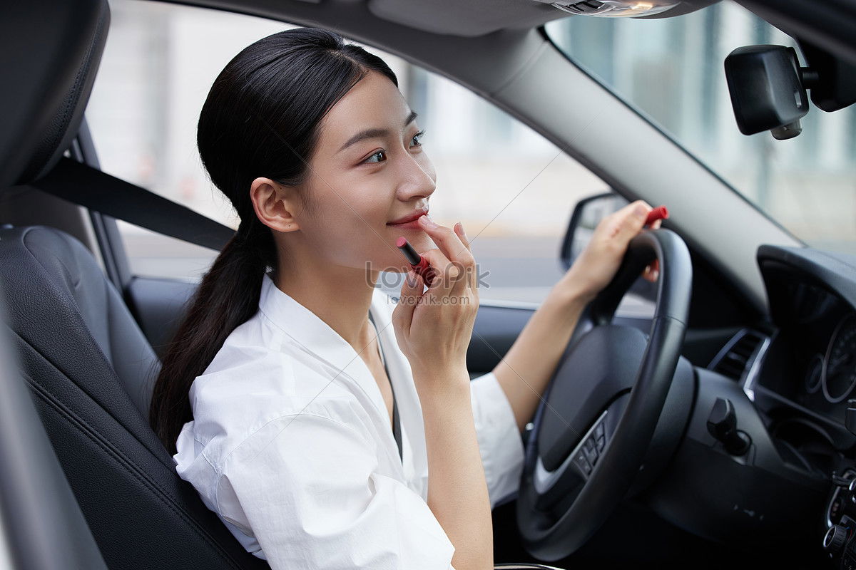 lovepik-young-white-collar-female-car-makeup-picture_501779108.jpg